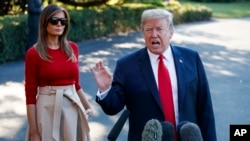Presiden Donald Trump disaksikan oleh ibu negara Melania Trump, memberikan keterangan kepada para wartawan sebelum naik ke "Air Force One" di pelataran selatan Gedung Putih, Washington DC, 10 Juli 2018.