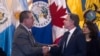 Presiden Guatemala Bernardo Arevalo (kiri) menjabat tangan Menteri Luar Negeri AS Antony Blinken dalam pertemuan di Guatemala City pada 7 Mei 2024. (Foto: AFP/Edwin Bercian)