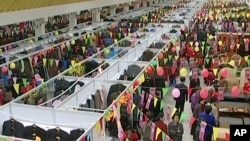 Suasana di Tongil Market, Korea Utara, 13 Maret 2004. (Foto: dok).