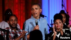 Shugaban Amurka Barack Obama yana jawabi tsakanin Janelle Monae (R) da Kendrick Lamar 