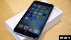 Model iPhone terbaru produksi Apple Inc., iPhone 6S Plus (foto: ilustrasi).