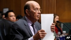 Menteri Perdagangan, Wilbur Ross, membenahi kertas-kertasnya saat sidang dengan Komite Keuangan Senat terkait tarif, di Capitoll Hill, Rabu, 20 Juni 2018 di Washington, D.C. (foto: AP Photo/Jacquelyn Martin)