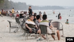 Chinese tourists relaxing at Ochheuteal Beach in Sihanoukville province, Cambodia, February 13, 2019. (Aun Chhengpor/VOA Khmer)