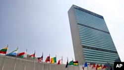 Bendera negara-negara anggota PBB di luar gedung Majelis Umum PBB di New York. (Foto:dok)