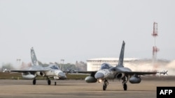 Jet tempur angkatan udara Taiwan lepas landas di Pangkalan Udara Ching Chuan Kang di Taichung, 7 Januari 2025. Taiwan mengirimkan pasukan pada 26 Februari 2025 untuk merespons latihan "tembak-menembak" oleh China, kata kementerian pertahanan Taipei. (Foto: I-Hwa Cheng/AFP)

