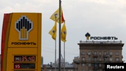Официјалните лица рекоа дека санкциите, со кои се казнуваат субјектите кои работат со Русите, имаат потенцијал да ја погодат руската економија со милијарди долари месечно.