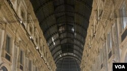 Galleria Vittorio Emanuele is seen in Milan, with people wearing mandatory protective masks. (Sabina Castelfranco/VOA)