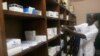 Un employé regarde des médicaments dans la pharmacie de l'hôpital à Abidjan, le 8 avril 2011.
