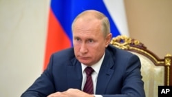 Presiden Rusia Vladimir Putin saat menghadiri rapat via konferensi video di Mokcow, Rusia, 5 November 2020. (Foto: Alexei Druzhinin, Sputnik, Kremlin Pool Photo via AP)