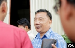 Sim Vuthy, Phnom Penh Deputy Police Chief, talks to media on the arresting two RFA's reporters, in Phnom Penh, on November 15, 2017. (Khan Sokummono/ VOA Khmer)