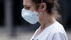 Una enfermera sale de un hospital, durante el brote de la enfermedad por coronavirus (COVID-19), en el distrito de Manhattan de la ciudad de Nueva York.