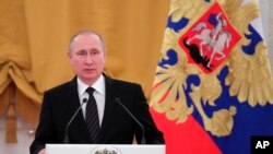 ប្រធានធិបតី​រុស្ស៊ីលោក Vladimir Putin ថ្លែង​ក្នុង​អំឡុង​ពេល​ពិធី​អបអរ​ឆ្នាំ​ថ្មី នៅ​ក្នុងទីក្រុងម៉ូស្គូ ប្រទេស​រុស្ស៊ី កាលពី​ថ្ងៃ​ពុធ ទី​២៨ ខែ​ធ្នូ ឆ្នាំ២០១៦។ (រូប​ថត​ដោយ​ AP) 