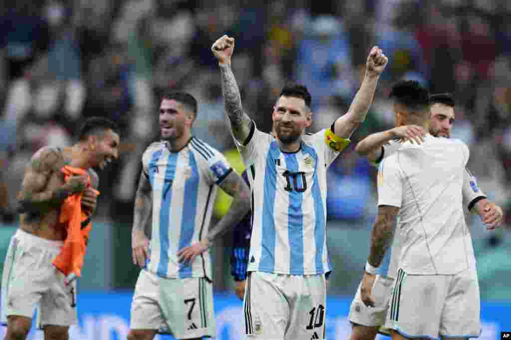 Lionel Mess atomboli maboko na kosepela na baninga baye ba ekipi ya Argentine nsima na kolonga Croatie 3-0 na 1/2 finale ya Mondial Qatar 2022 na stade Lusail, Doha, 13 décembre 2022.&nbsp;(AP Photo/Natacha Pisarenko)