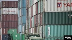 Produk-produk ekspor Tiongkok siap dikapalkan di pelabuhan Shanghai (foto: dok). 