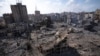 Pemandangan puing-puing bangunan yang terkena serangan udara Israel, di Kota Gaza, pada 10 Oktober 2023. (Foto: AP)