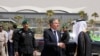 Menteri Luar Negeri AS Antony Blinken berjabat tangan dengan para pejabat Arab Saudi sebelum menaiki pesawat dan meninggalkan Riyadh, Arab Saudi, Minggu, 15 Oktober 2023. (Foto:Jacquelyn Martin / AP / AFP)
