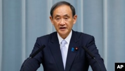 Sekretaris Kabinet Yoshihide Suga berbicara dalam konferensi pers di kediaman resmi perdana menteri, di Tokyo, 3 Agustus 2017.