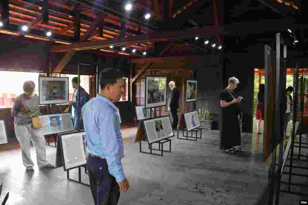 Guests observing the portraits of advocates for peace in Cambodia. (Hor Singhuo/VOA)