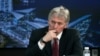 Juru Bicara Kremlin Dmitry Peskov menghadiri pertemuan Presiden Rusia Vladimir Putin dengan editor senior dari kantor berita internasional di menara bisnis Lakhta Center di Saint Petersburg, Rusia 5 Juni 2024. (Sputnik/Vladimir Astapkovich/Pool via REUTERS)