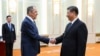 Menteri Luar Negeri Rusia Sergey Lavrov dan Presiden China Xi Jinping berjabat tangan saat pertemuan mereka di Beijing, China, 9 April 2024. (Foto: Layanan Pers Kementerian Luar Negeri Rusia via AP)