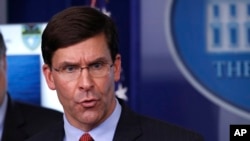 Menteri Pertahanan Mark Esper di Gedung Putih, Washington D.C. mengikuti pengarahan harian tentang virus corona, 1 April 2020.