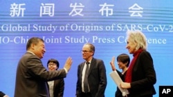 Tim pakar Organisasi Kesehatan Dunia (WHO) dan tim pakar China usai memberikan keterangan pers mengenai hasil penelitian bersama mengenai asal virus corona (COVID-19) di Wuhan, China, 9 Februari 2021.(Foto: AP)