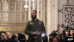 Pemimpin kelompok Islamis Hayat Tahrir al-Sham (HTS) Abu Mohammed al-Jolani menyapa masa yang berkumpul di Masjid Umayyad di Damaskus, Suriah, pada 8 Desember 2024. (Foto: AFP/Abdelaziz Ketaz)