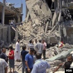 Para wartawan dibawa menyaksikan kawasan permukiman sipil di ibukota Tripoli yang hancur akibat serangan udara NATO (19/6).