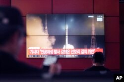 27일 한국의 한 버스터미널에서 북한의 로켓 발사 뉴스가 보도되고 있다.