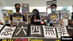 Wakil ketua Aliansi Hong Kong dalam Mendukung Gerakan Demokratik Patriotik China, Chow Hang-tung, berbicara kepada media sebelum menghadapi tuduhan terkait dengan majelis berjaga-jaga ilegal untuk memperingati penumpasan Lapangan Tiananmen 1989 tahun lalu. (Foto: Reuters)