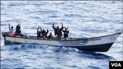 Para anggota bajak laut Somalia (foto: dok).