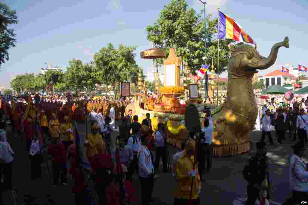 Royal parade with the framed certificate of honorary title &quot;Preah Sri Loka Dhammika Raja&quot; to Cambodia&#39;s King Norodom Sihamoni are prepared to start on June 3, 2015. (Nov Povleakhena/VOA Khmer)