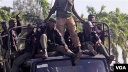 Polisi Nigeria melakukan patroli di kota Maiduguri yang sering dilanda kerusuhan (foto: dok.).