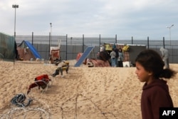 Pengungsi Palestina berkemah di dekat pagar perbatasan antara Gaza dan Mesir, 16 Februari 2024, di Rafah, di Jalur Gaza selatan, di tengah konflik yang sedang berlangsung antara Israel dan kelompok militan Hamas Palestina. (Foto: Mohammed Abed/AFP)