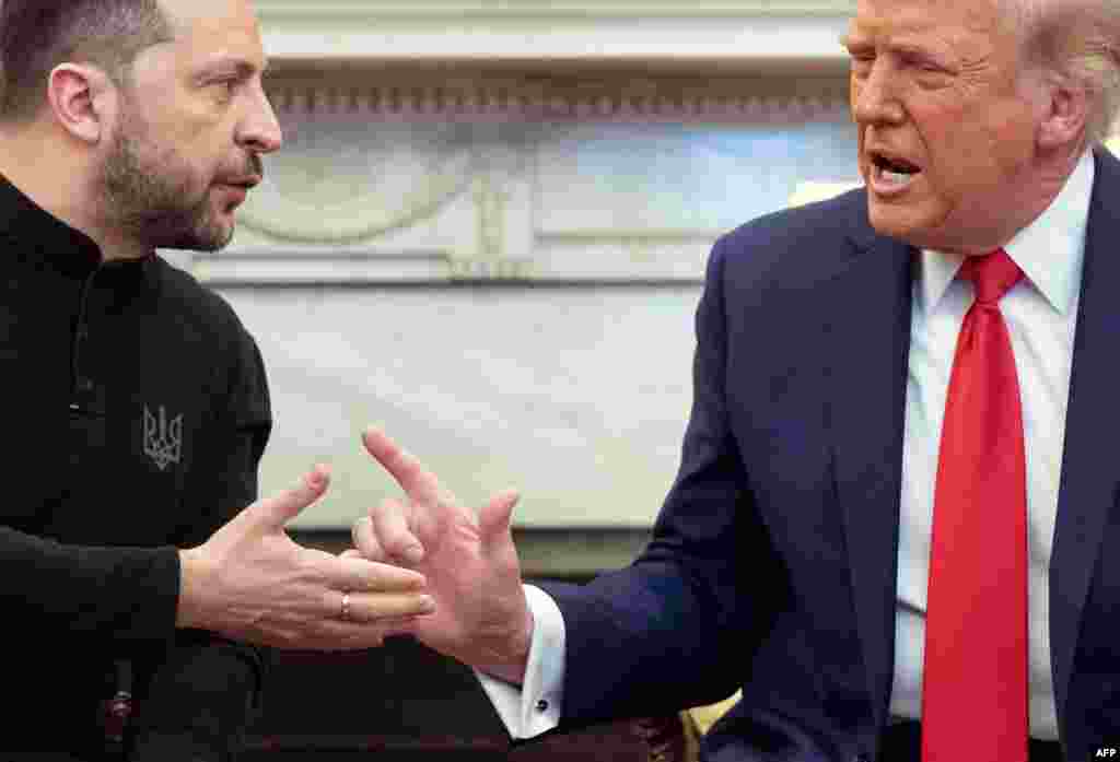 Presiden AS Donald Trump dan Presiden Ukraina Volodymyr Zelenskyy bertemu di Ruang Oval Gedung Putih. Zelenskyy dan Trump Jumat (28/2) secara terbuka berselisih pendapat dalam konferensi pers saat mereka akan menandatangani kesepakatan pembagian kekayaan mineral Ukraina. (AFP) 