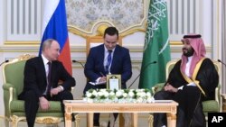 Rais wa Russia Vladimir Putin (kushoto) akizungumza na Prince wa Saudi Arabia Mohammed bin Salman. 
