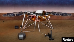 Sebuah model pesawat penjelajah AS "Insight" dengan ukuran yang seperti ukuran pesawat aslinya di laboratorium NASA di Pasadena, California, AS. (foto: ilustrasi)