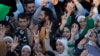 Sirijci slave na centralnom trgu u Damasku posle prve molitve petkom od kada je smenjen Bašar al-Asad, 13. decembra 2024. (Foto: AP/Hussein Malla)
