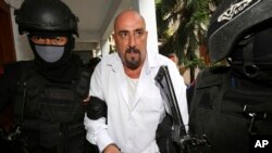 Serge Atlaoui (tengah), terpidana hukuman mati asal Perancis di pengadilan negeri Tangerang (11/3). (AP/Tatan Syuflana)
