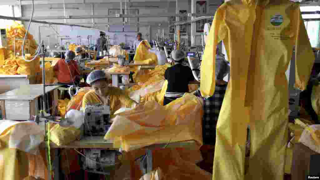 &quot;Lakeland Industries&quot; kompaniyasi ishchilari himoya kiyimlarini tayyorlamoqda, Shandong provinsiyasi, Xitoy, 28-oktabr, 2014-yil. 
