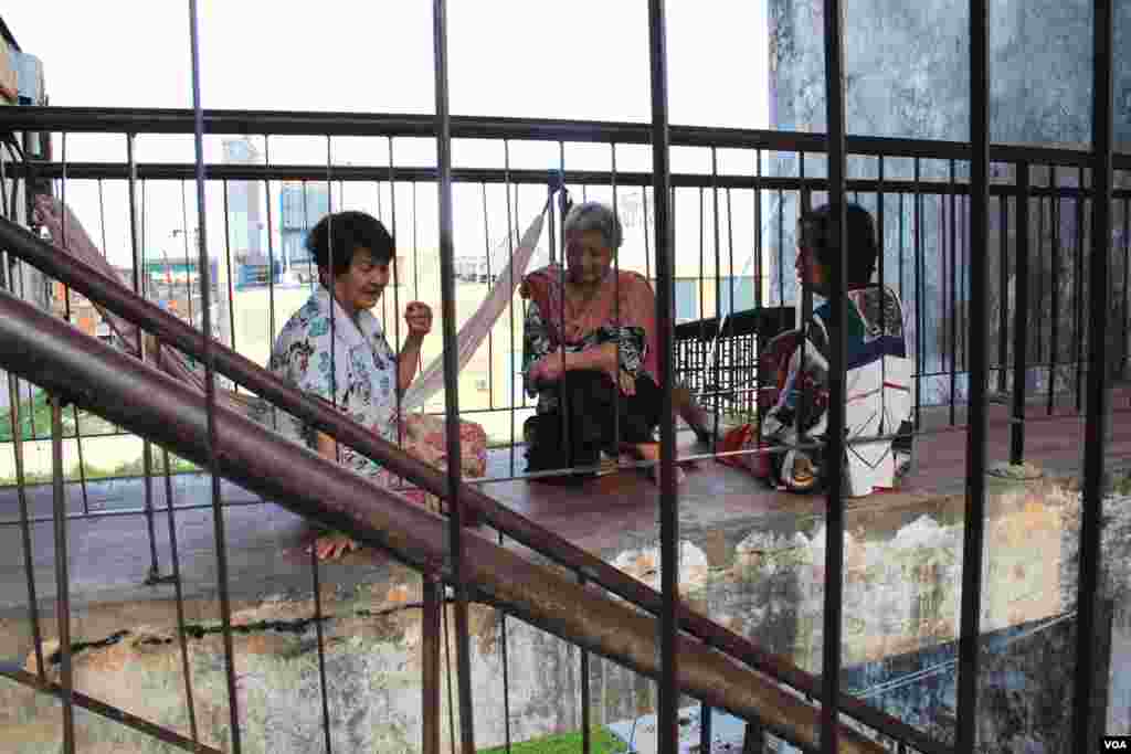 (From left to right) Ly Sou, Som Sokhon, Penh Sarin, residents who have lived on fourth floor in Phnom Penh's “White Building” since 1979, say they have not been informed by the local authority yet about an upcoming plan to knock down the old building. (Nov Povleakhena/VOA Khmer)