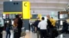 Para penumpang yang baru saja mendarat di terminal 2 bandara Heathrow, London, mengenakan masker di tengah pandemi Covid-19. (Foto: dok).