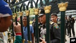 ဗုဒ္ဓဟူးနေ့ ပစ်ခတ်မှုအပြီး ကျောင်းတခုအတွင်းဝင်ရောက်ဖို့ ကြိုးားကြတဲ့ ဆန္ဒပြသူတွေ မဝင်နိုင်အောင် ရဲတွေက ကျောင်းတံခါးကို ပိတ်ထားစဉ်။