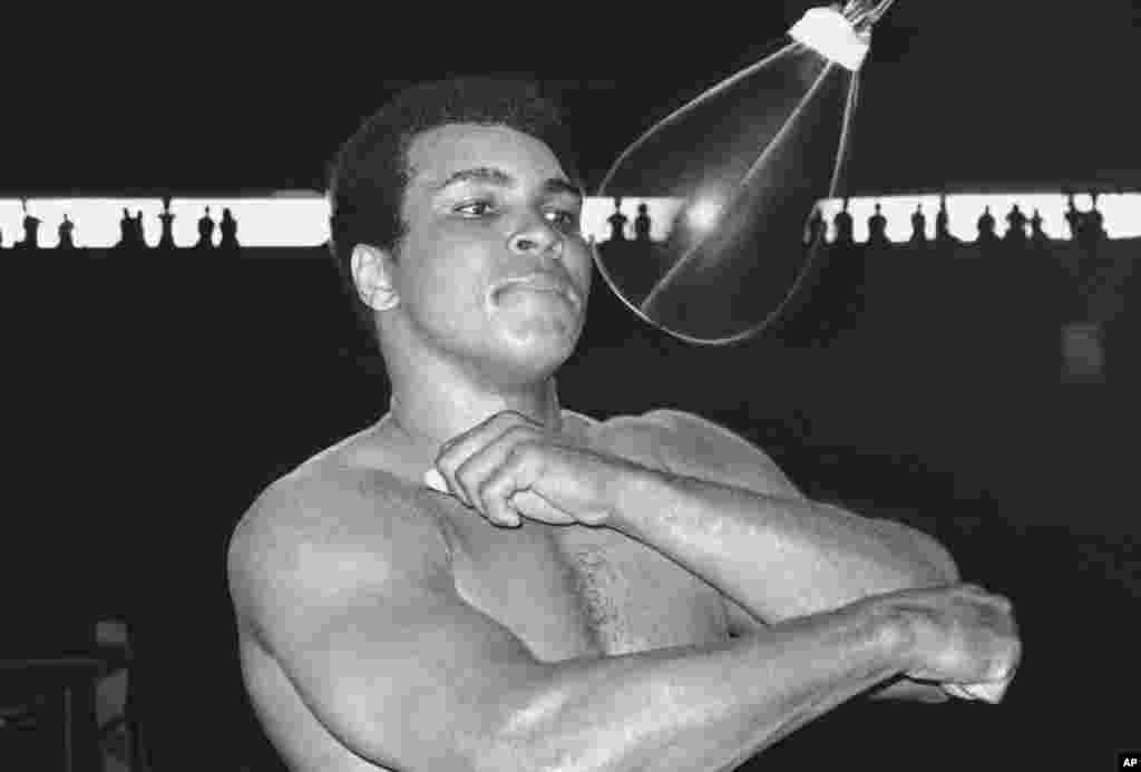 Muhammad Ali, juara tinju dunia kelas berat, meninju &#39;speed bag&#39; di Folk Art Center di Manila, Filipina, 29 September 1975, saat bersiap melawan Joe Frazier dalam pertandingan 1 Oktober. (AP/Jess Tan)
