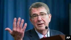ARSIP – Menhan AS Ash Carter dalam konferensi pers di Pentagon, 28 Jan 2016 dalam pengumuman program ‘Hack Pentagon.’