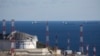 Sejumlah kapal tanker terlihat berada di area kompleks Sheskharis, di Novorossiysk, salah satu fasilitas pengolahan minyak bumi terbesar di Rusia, pada 11 Oktober 2022. (Foto: AP)