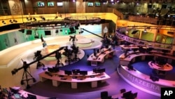 Ma'aikata agidan Talabijin Na Al-Jazeera Suna Gudanar Da Aiki Dakin.