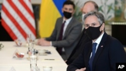 Sekretari i Shtetit Antony Blinken, në fillim të takimit në Bruksel me Ministrin e Jashtëm ukrainas Dmytro Kuleba (13 prill 2021)