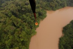 Helikopter MI-8MTV-1 dari Badan Nasional Penanggulangan Bencana (BNPB) membawa air untuk dibuang di hutan gambut yang terbakar di Kabupaten Pulang Pisau dekat Palangka Raya, Provinsi Kalimantan Tengah, 19 September 2019. (Foto: REUTERS/Willy Kurniawan)