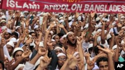 Muslim di Dhaka, Bangladesh, meneriakkan slogan protes terhadap video anti-Islam. (AP/A.M. Ahad)
